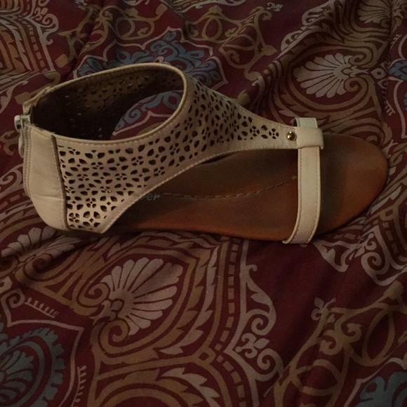 FOREVER 21 Sandals - Picture 4 of 7